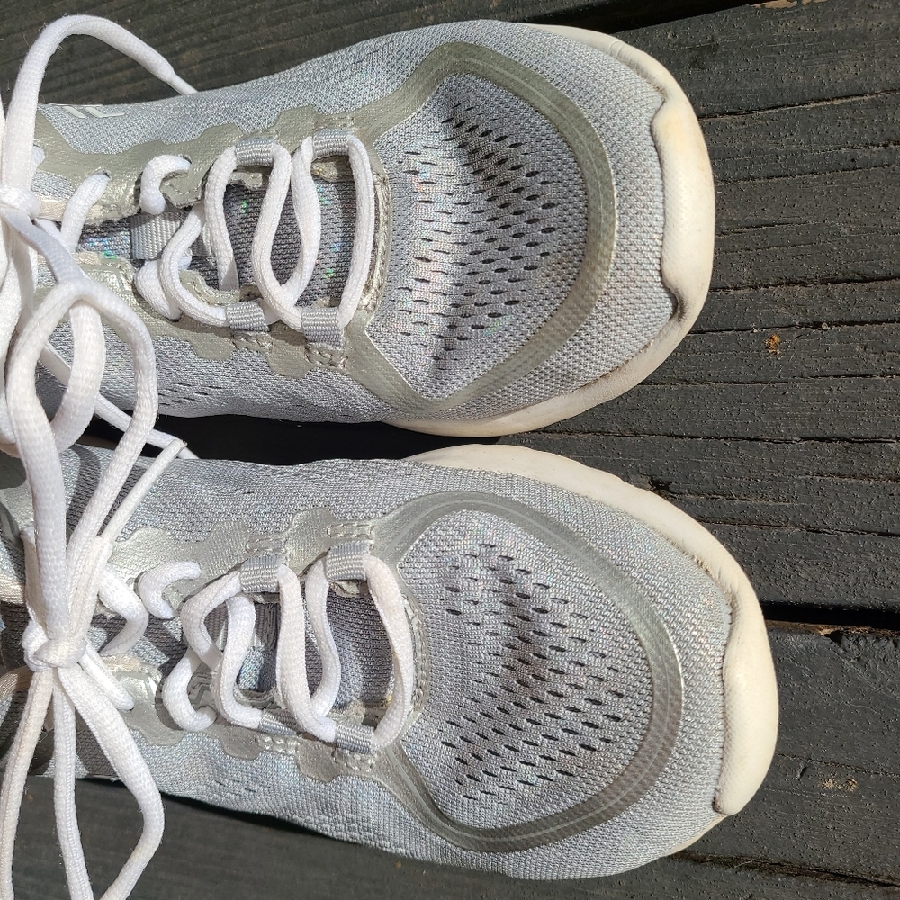 FILA SNEAKERS SILVER SHIMMERY SIZE 7.5 EUC